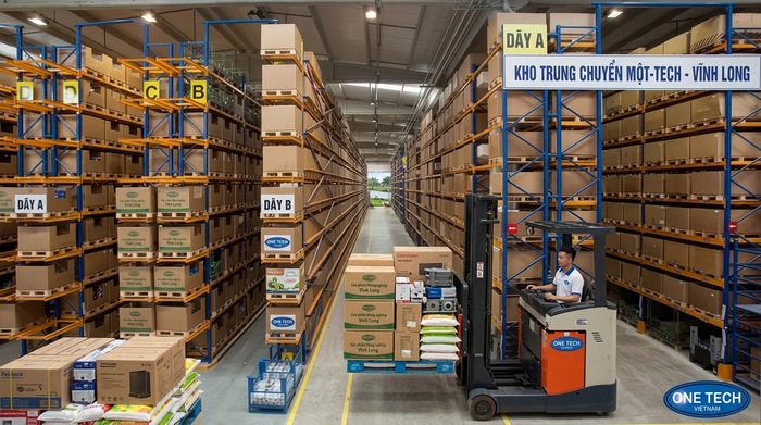 Kệ Narrow Aisle Vĩnh Long trong kho hàng công nghiệp lối đi hẹp