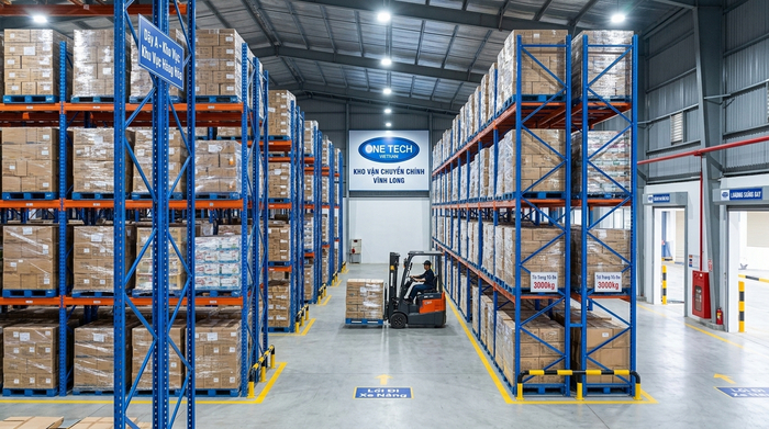 Lối đi xe nâng tay trong kho trung chuyển Vĩnh Long