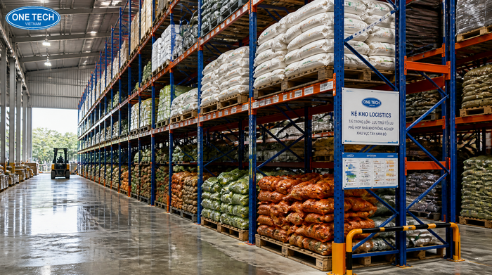 Kệ kho logistics Vĩnh Long trong kho lưu trữ nông sản